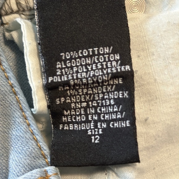 1822 Denim Taylor Women’s 12 Light Wash Cuffed Capri Jeans - Picture 7 of 7